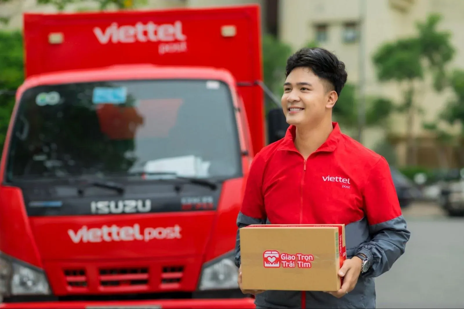 Nhân viên Viettel Post giao hàng