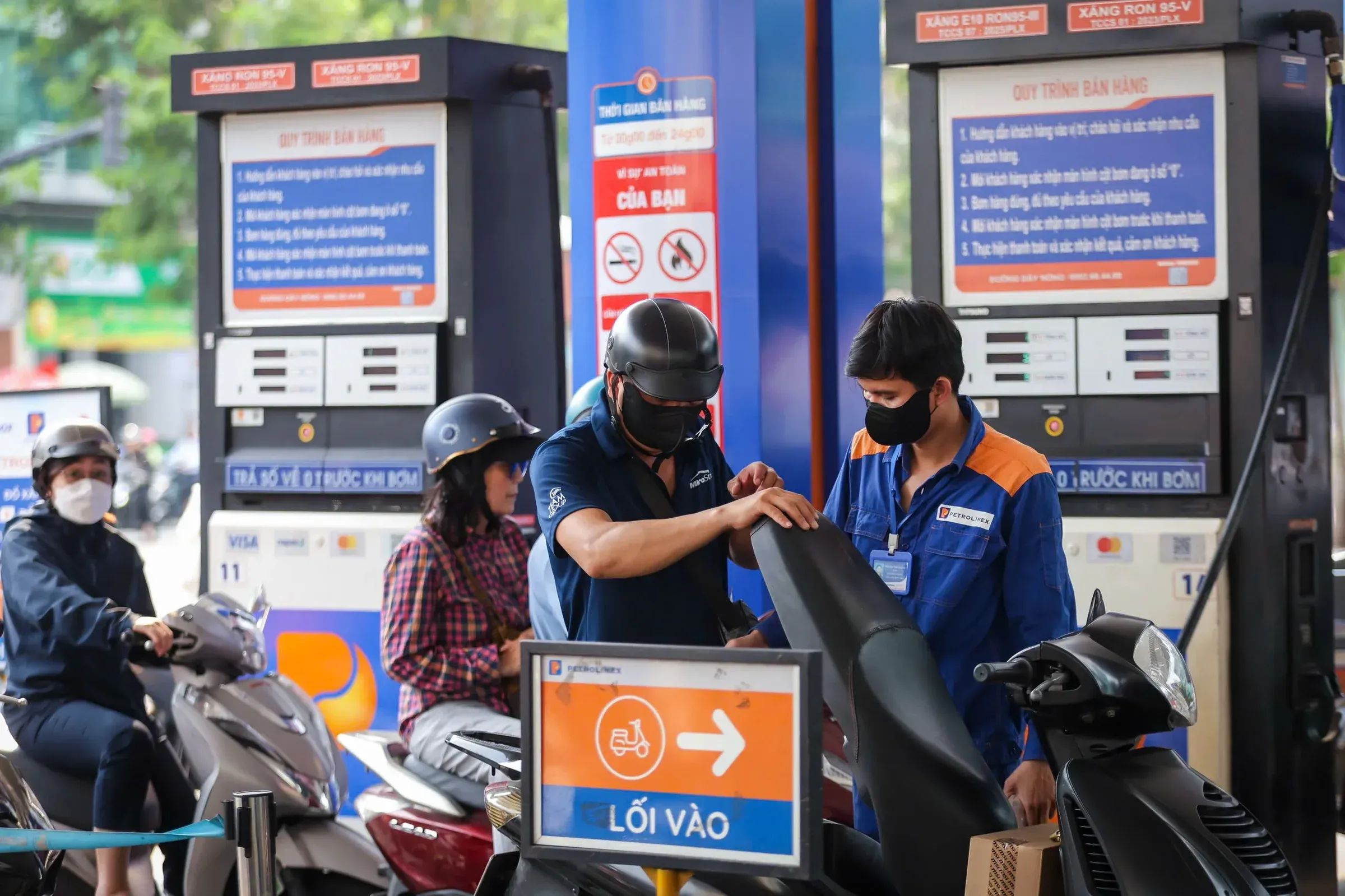 A Vietnamese fuel station — the 24 April retail price adjustment cycle
