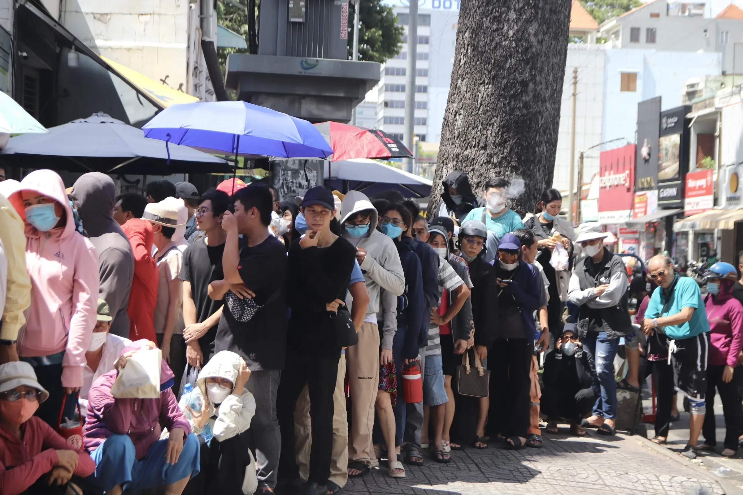 People queuing to buy SJC gold, reflecting strong gold demand in Vietnam